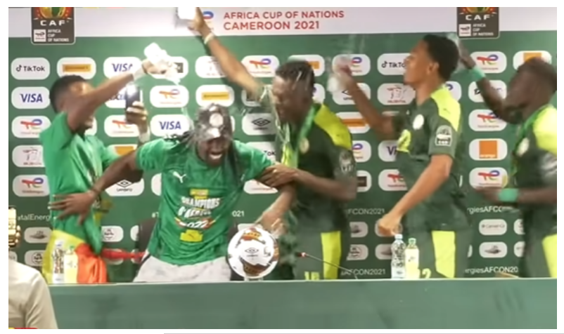  (vidéo) Les Lions interrompent la conférence de presse d’Aliou Cissé en l’arrosant