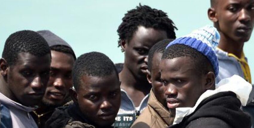  Comment des migrants sont utilisés comme « esclaves » par la police grecque contre d’autres migrants