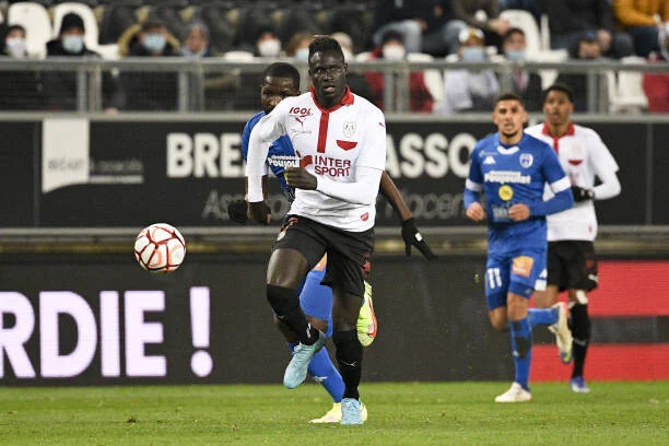 Selon notre source, il ne s’est pas présenté à l’entraînement depuis plusieurs jours. Elle en conclut que Badji est décidé à rejoindre le club bourguignon en Ligue 1. L’Équipe a d’ailleurs contacté, l’entourage de Badji qui n’a pas souhaité faire de commentaire de même du côté de l’Auxerre qui refuse également de communiquer sur le sujet. Du côté d’Amiens qui vient de lever l’option d’achat tout semble montrer son envie de ne pas libérer le joueur.