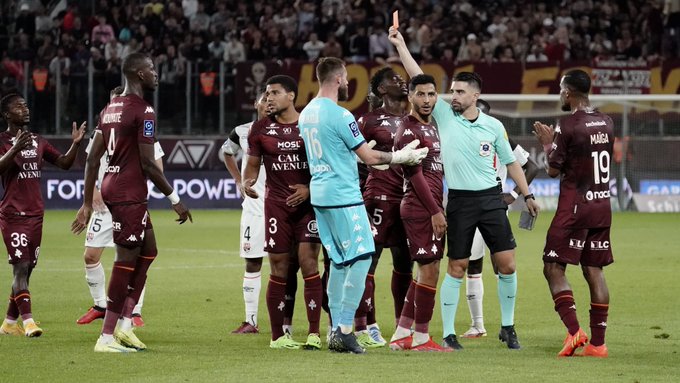  Metz-Guingamp : Ibrahima Niane prend un rouge à la fin de la rencontre